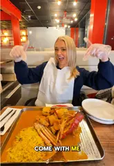 A creator visits Jimmy's Killer Prawns in Manchester, documenting the experience of ordering a seafood boil. The video highlights the interactive nature of the meal, including the use of aprons and gloves, and showcases various dishes like prawns, lobster, and lamb chops, alongside cocktails.