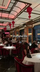 A video review of Shanghai Me in London, featuring a variety of vegetarian Pan-Asian dishes including padron peppers, spring rolls, sweetcorn soup, sushi, fried rice, and noodles. The creator highlights the aesthetic interior and the quality of the food, recommending it for date nights or group outings.