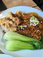 A review of CK Bistro in Brighton, a cafe serving Hong Kong-style 'Cha Chaan Teng' dishes. The creator highlights the cultural significance of the cuisine while showcasing various dishes including egg lo mein, curry beef brisket rice, and pineapple buns.