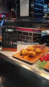 This video provides a comprehensive tour of a world buffet restaurant, highlighting the extensive range of cuisines and dishes available, from curries and Chinese stir-fries to pizza, pasta, and a dessert station with a chocolate fountain. The creator narrates the experience, emphasizing the variety and quality of the food, making it a helpful guide for potential visitors.