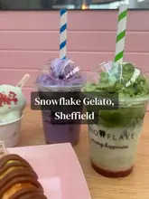 A short, energetic review of the new matcha drinks and 'Snow Corn' gelato at Snowflake Gelato in Meadowhall. The creator showcases the display case, demonstrates the products, and shares their taste test reactions.