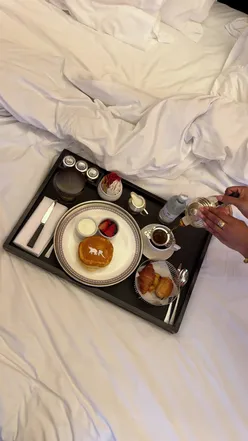 Waking up like a princess in this suite in London >>> 🏨 @loscarlondon  #luxuryhotels #hotellife #londonhotel #london #staycation 