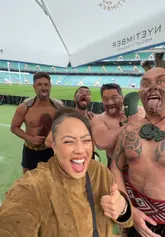 The creator documents a unique, high-end dining experience hosted at the Allianz Stadium. The video features dishes prepared by Michelin-starred chefs, a performance by a Haka group, and a tour of the stadium setting, creating a compelling and memorable narrative.