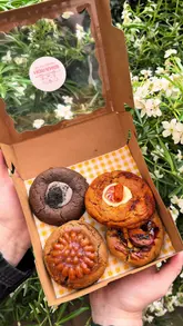 A fast-paced, enthusiastic review of a new independent Korean bakery in Manchester that operates via pop-ups and pre-orders. The creators showcase four different cookie flavours, breaking them open to show the textures and fillings, while providing commentary on the unique flavour profiles.