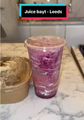A short review of Juice Bayt in Leeds, highlighting their smoothies, the cafe's cozy atmosphere, and a unique sticky note wall where customers leave messages.