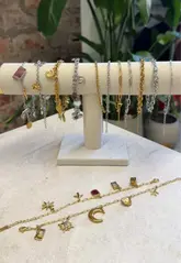 The video features a montage of a jewelry-making session at Orsona in Edinburgh, accompanied by acai bowls and matcha drinks from Oakberry. It highlights the creative process of assembling personalized bracelets, positioning the experience as an ideal activity for a friends' day out.