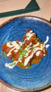 A review of the bottomless brunch at Ayllu, showcasing the food, drinks, and live entertainment. The video features a voiceover explaining the brunch options and atmosphere.