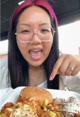 A creator reviews a 'Motoo Box' from a takeaway venue, highlighting the burger, chicken tenders, and wings, specifically recommending the sweet teriyaki flavor.